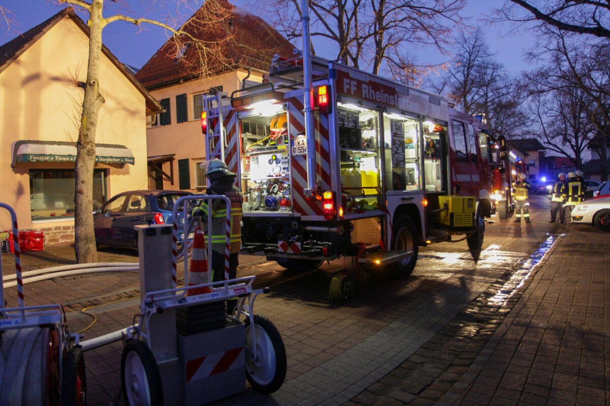 Feuer in Mehrfamilienhaus in Rheinstetten ausgebrochen / Bewohner von  Feuerwehr gerettet 