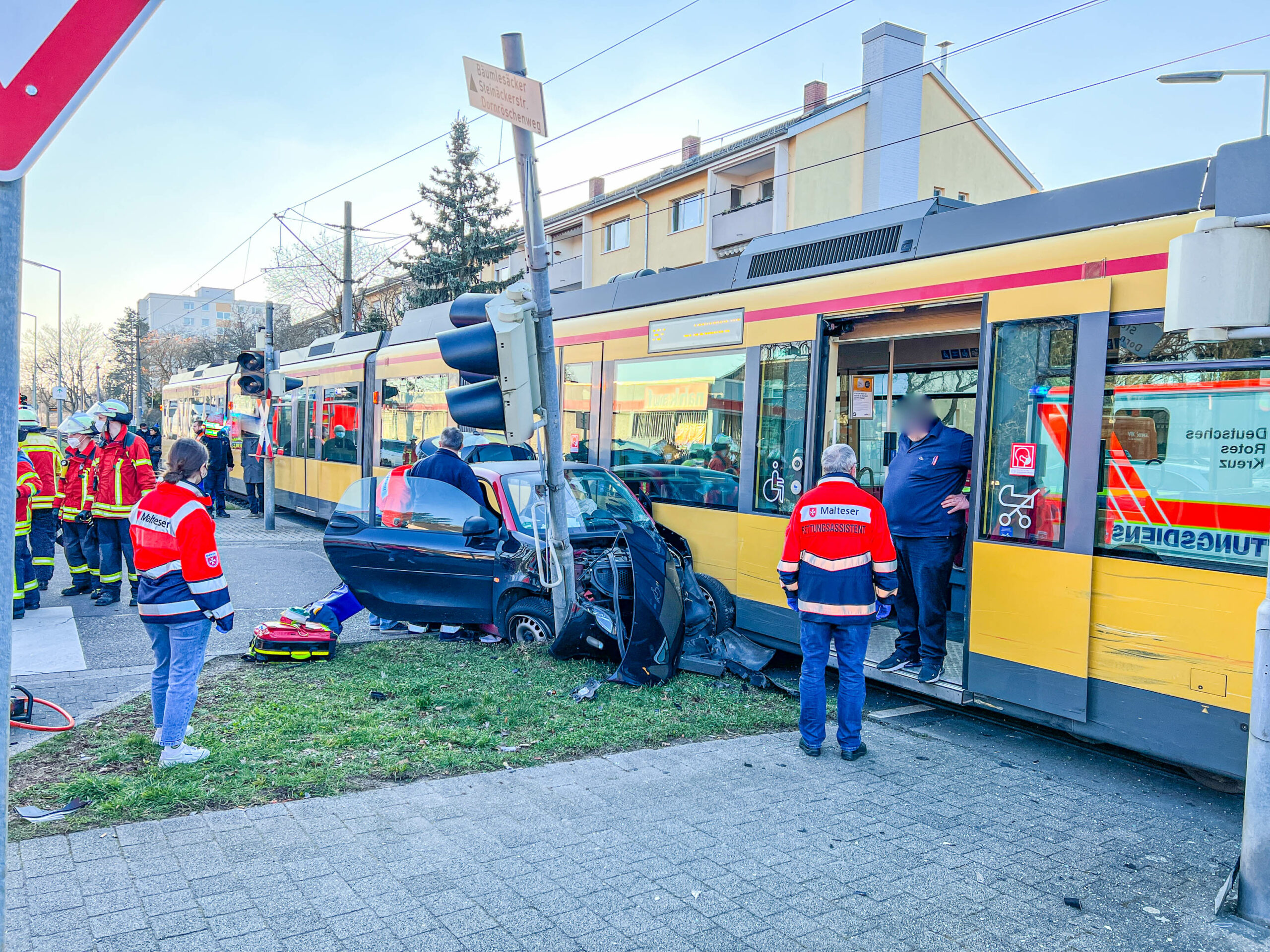 Schwerer Straßenbahnunfall In Karlsruhe Auto Kollidiert An Bahnübergang Mit Straßenbahn Und 0266