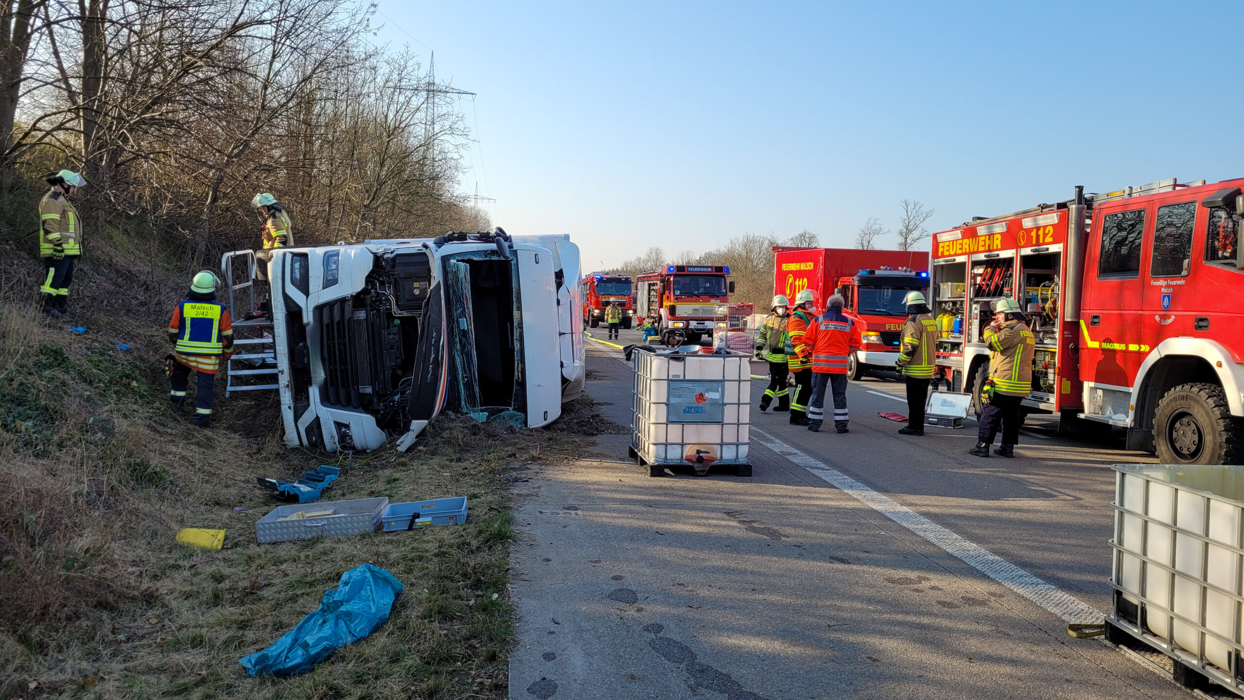 Schwerer Lkw-Unfall Auf A5 Bei Ettlingen: Mit Tomaten Und Auberginen ...