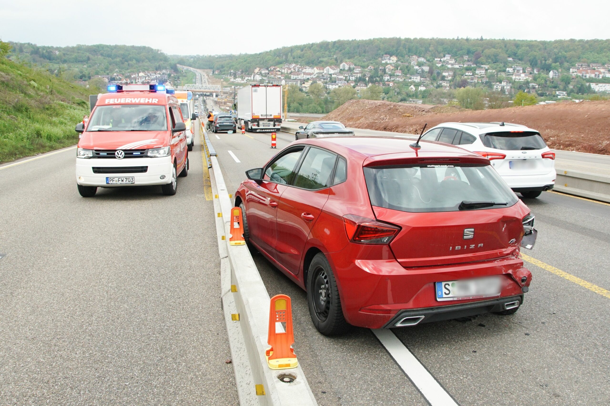 Auffahrunfall Auf A8 Bei Pforzheim: Zwei Fahrzeuge Knallen Im ...