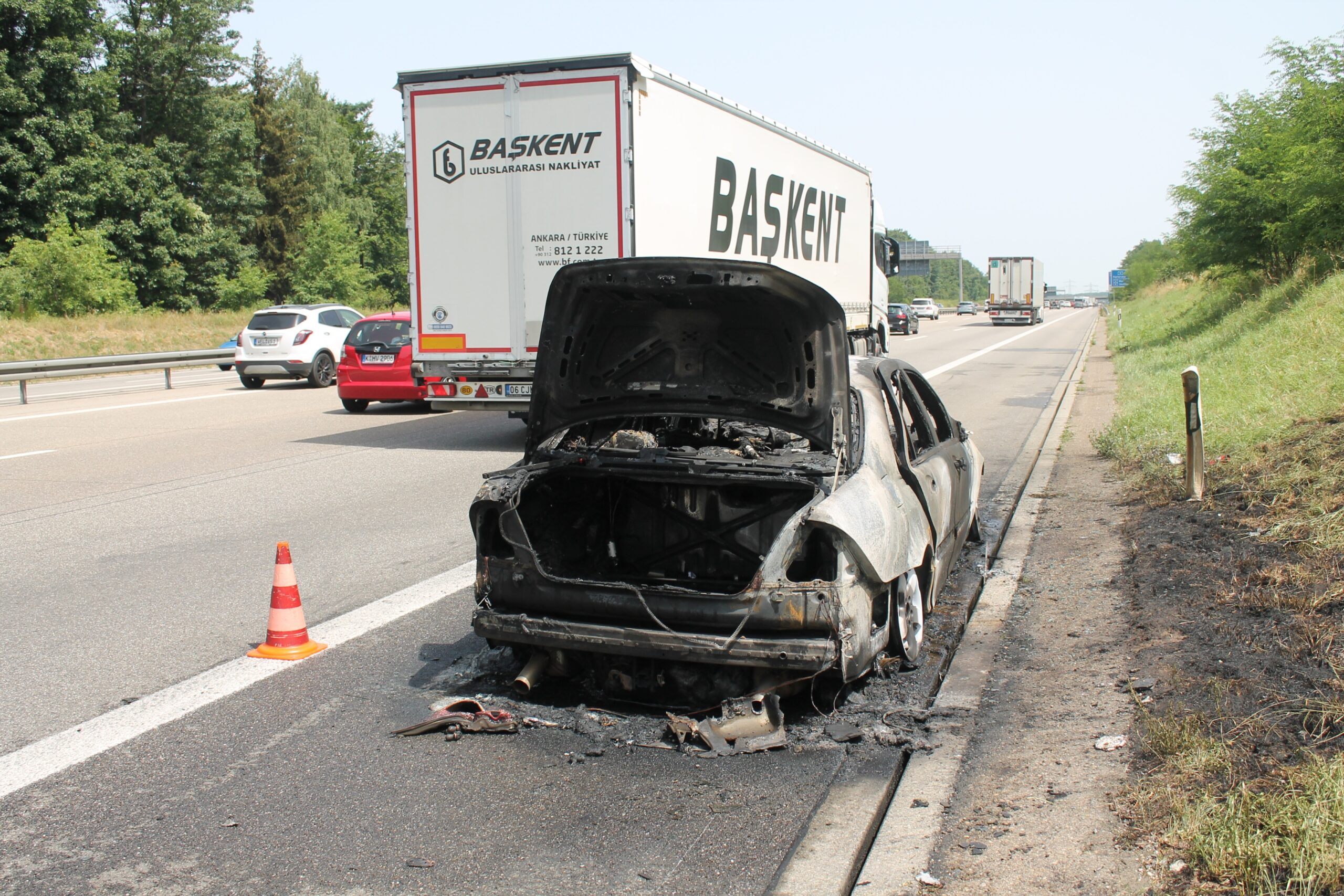 Auf A5 bei Baden-Baden komplett ausgebrannt: Mercedes geht auf Autobahn