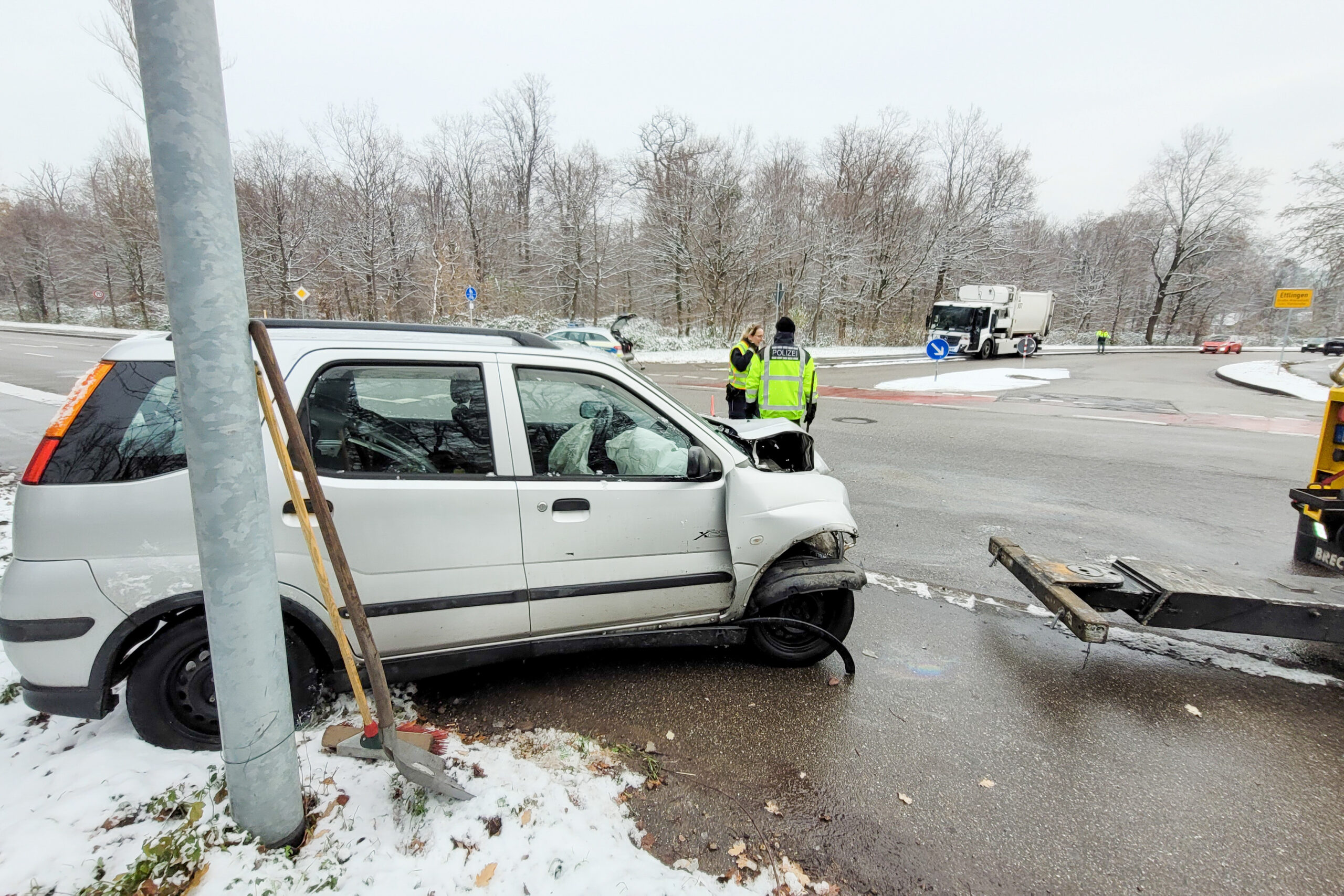 Schwerer Kreuzungscrash Bei Ettlingen: Müllwagen übersieht Beim ...